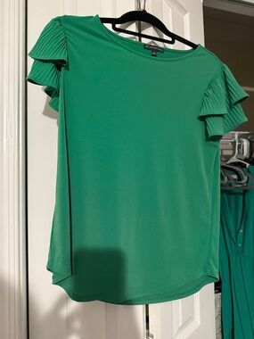 Adrianna Papell Green Pleated Ruffle Sleeve Short Sleeve Top